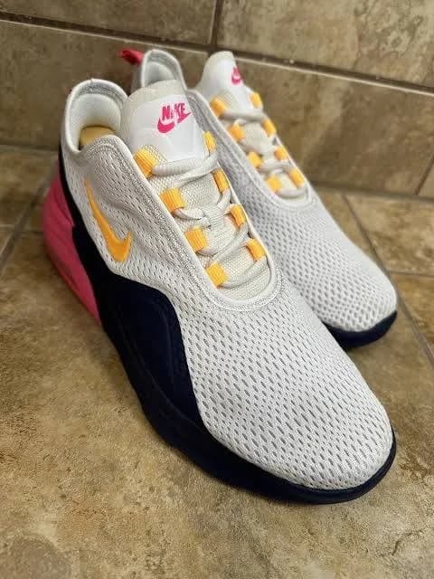 Nike Air Max Motion 2, white and pink, flaw close up
