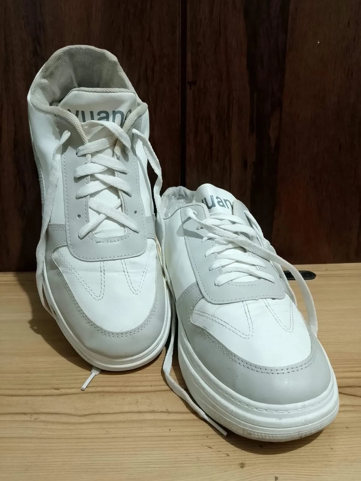 Low top sneaker, white and grey, flaw close up
