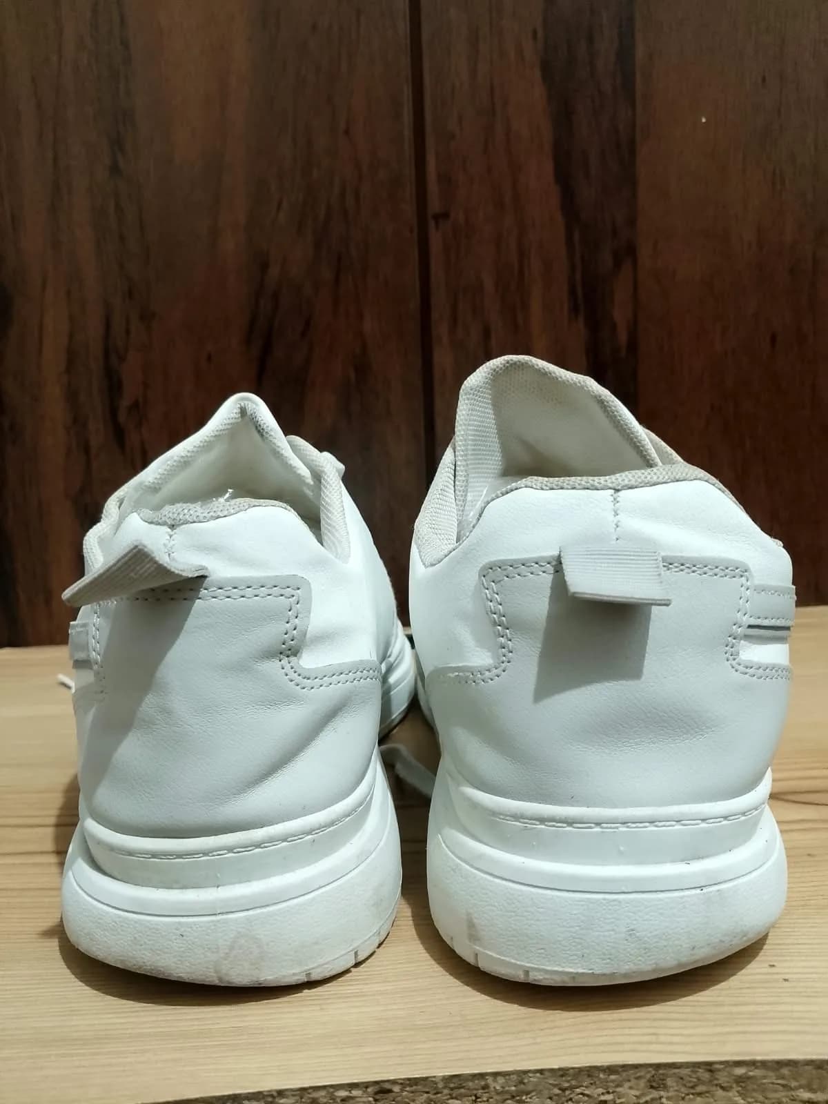 Low top sneaker, white and grey, sole
