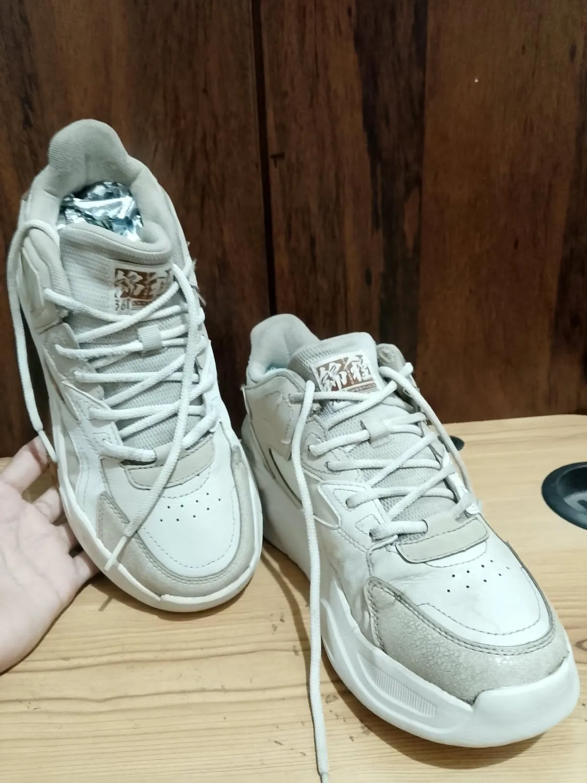 Chunky retro sneaker, white and beige, heel