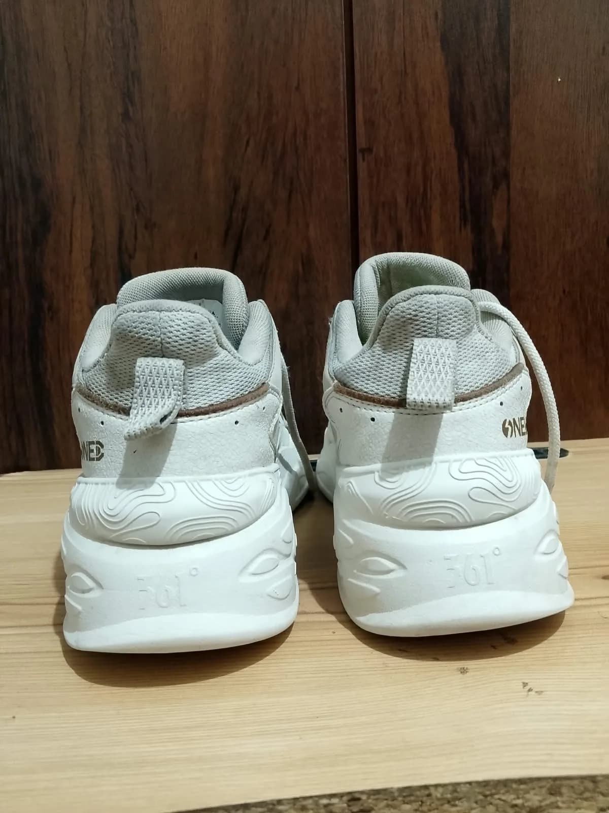 Chunky retro sneaker, white and beige, side profile