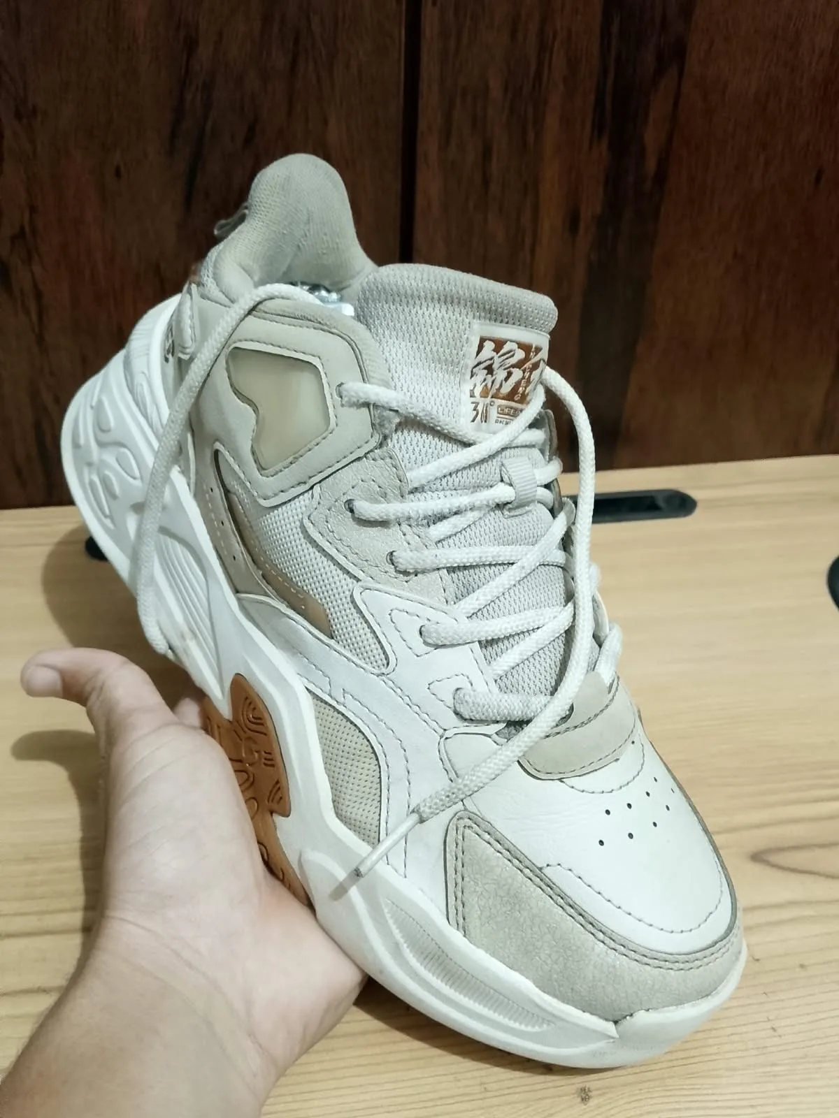 Chunky retro sneaker, white and beige, inside label