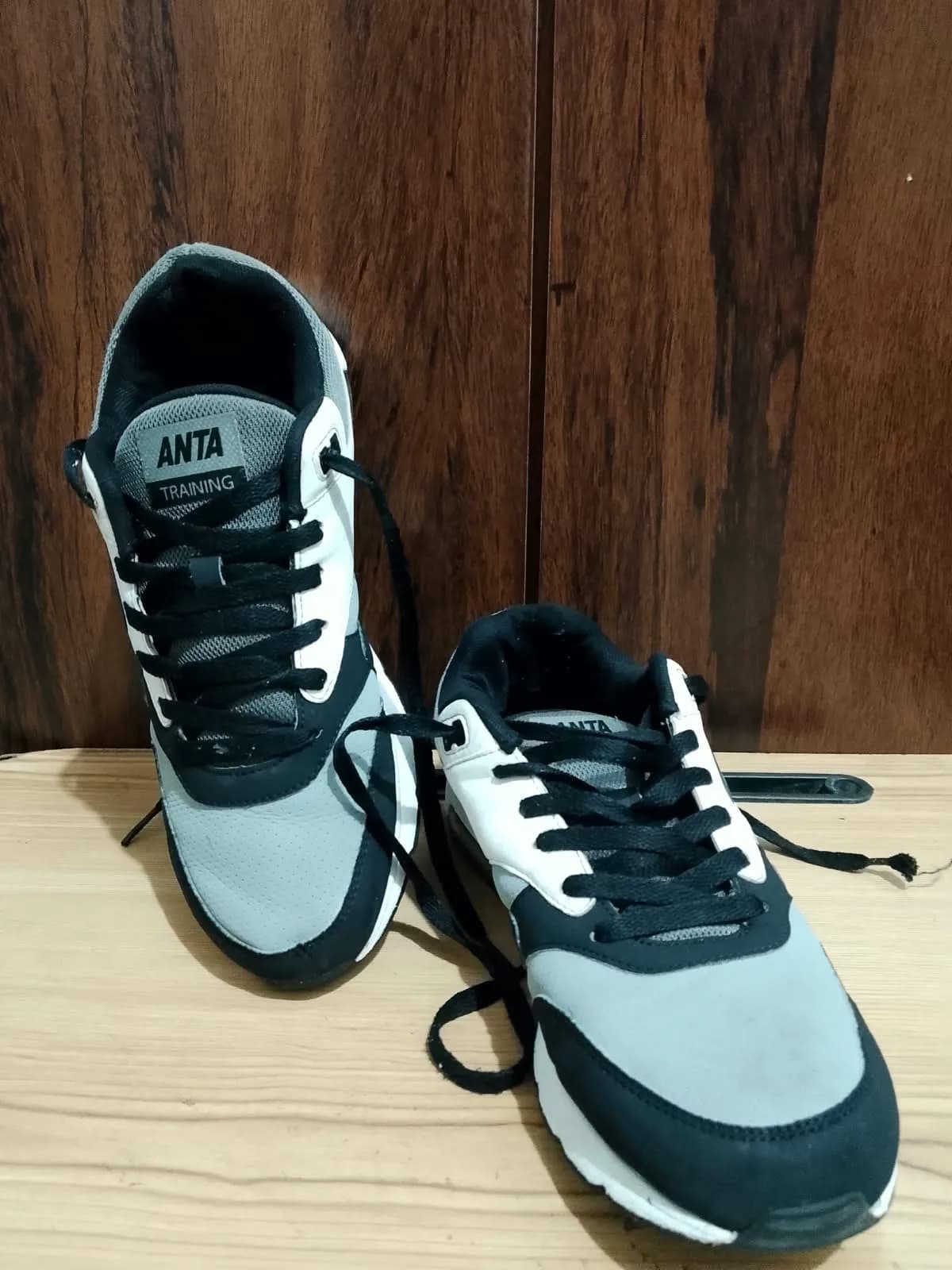 ANTA trainer, black and grey, flaw close up