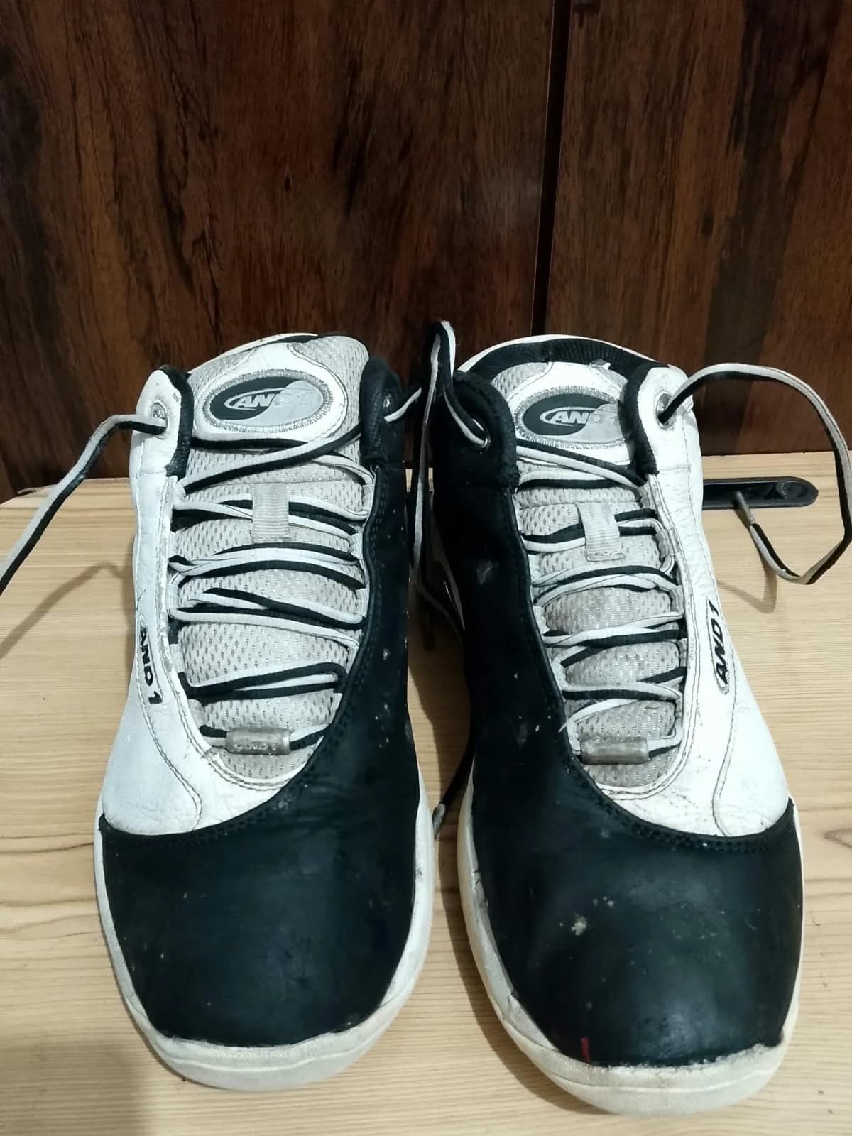 AND1 Tai Chi Mid, white and black, sole
