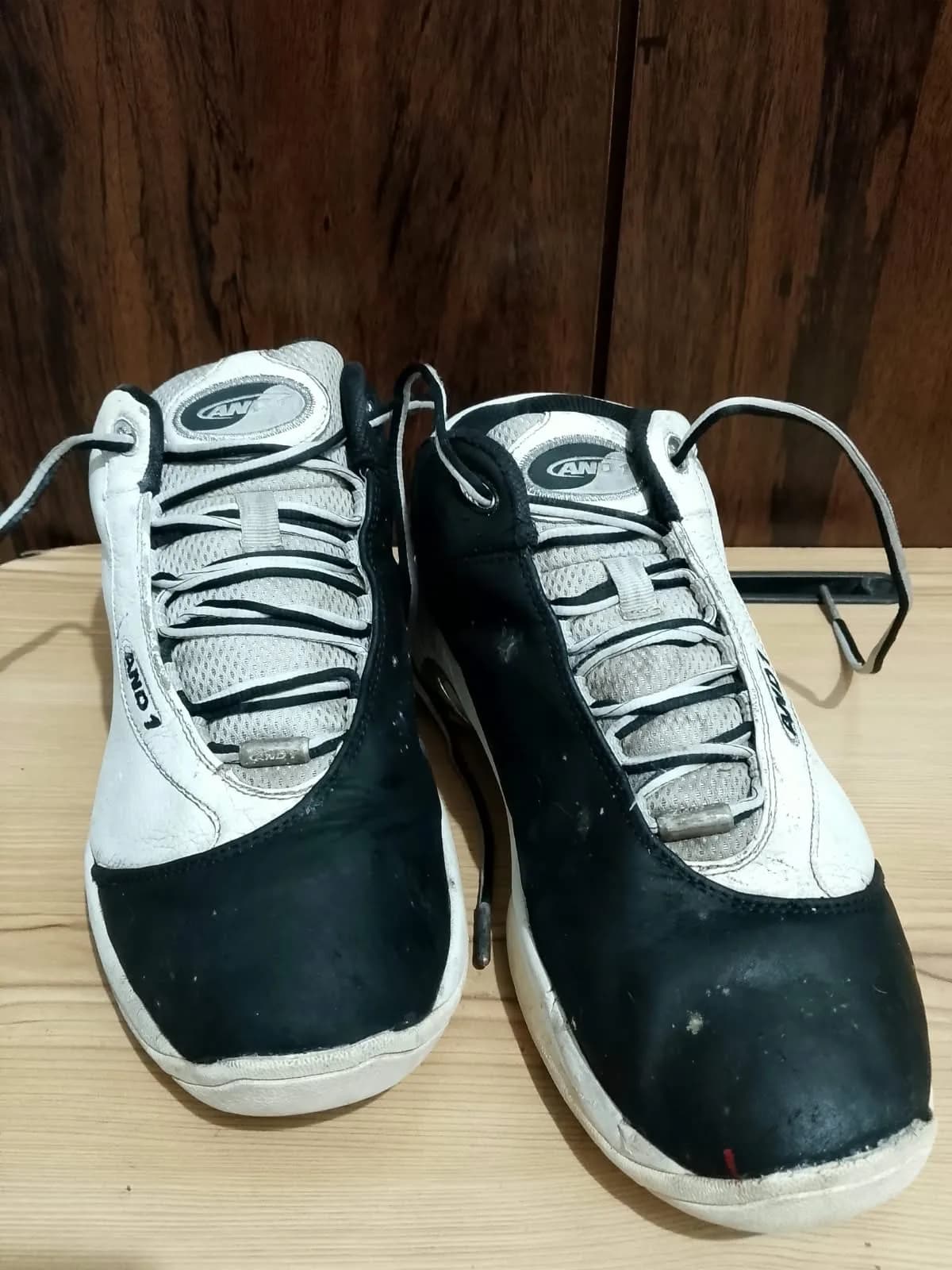 AND1 Tai Chi Mid, white and black, heel