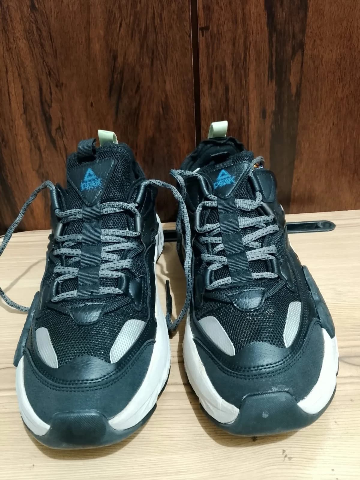 PEAK chunky sneaker, black, flaw close up