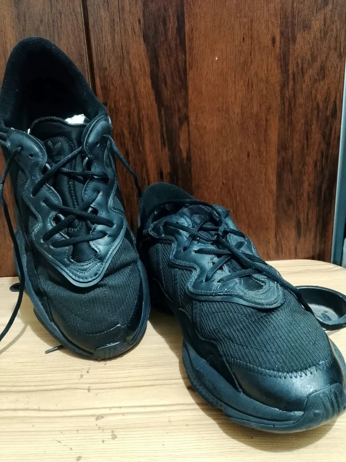 Adidas Ozweego, black, flaw close up