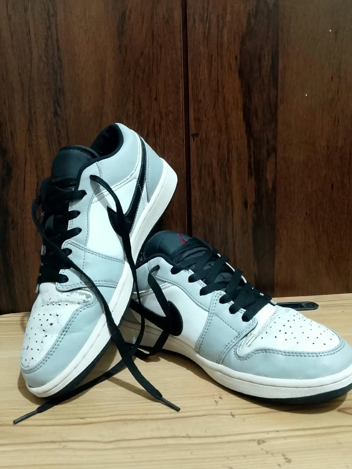 Air Jordan 1 Low, light smoke grey, flaw close up