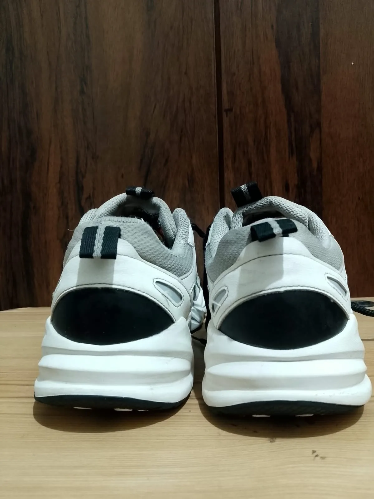 XTEP trainer, white and grey, sole