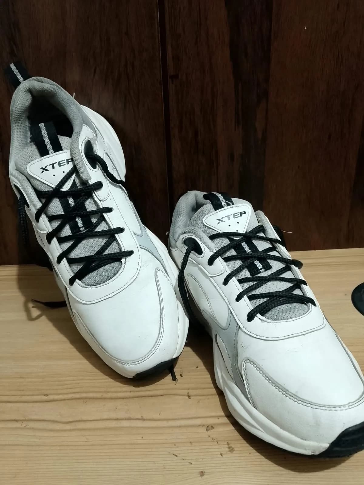 XTEP trainer, white and grey, flaw close up