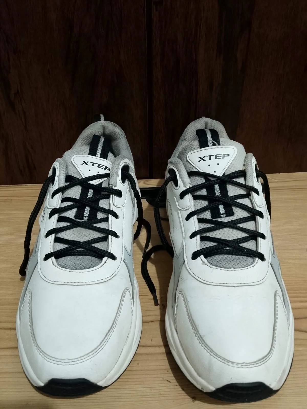 XTEP trainer, white and grey, pair front