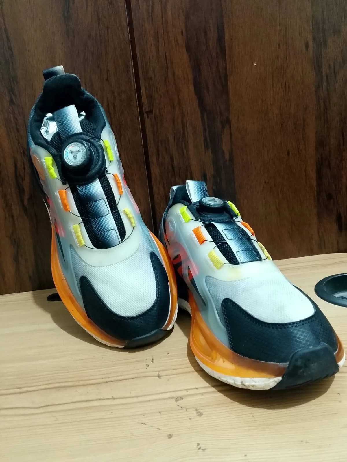 Dial closure trainer, grey and orange, flaw close up