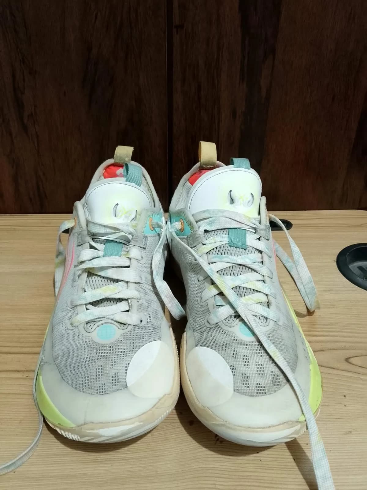 Adidas Harden Vol. 5, grey and yellow, flaw close up