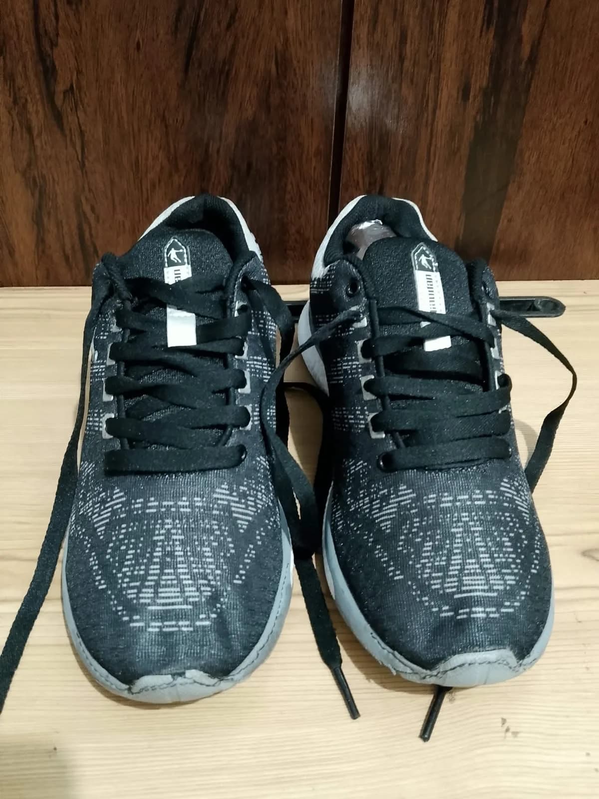 Running shoe, black and grey, pair front