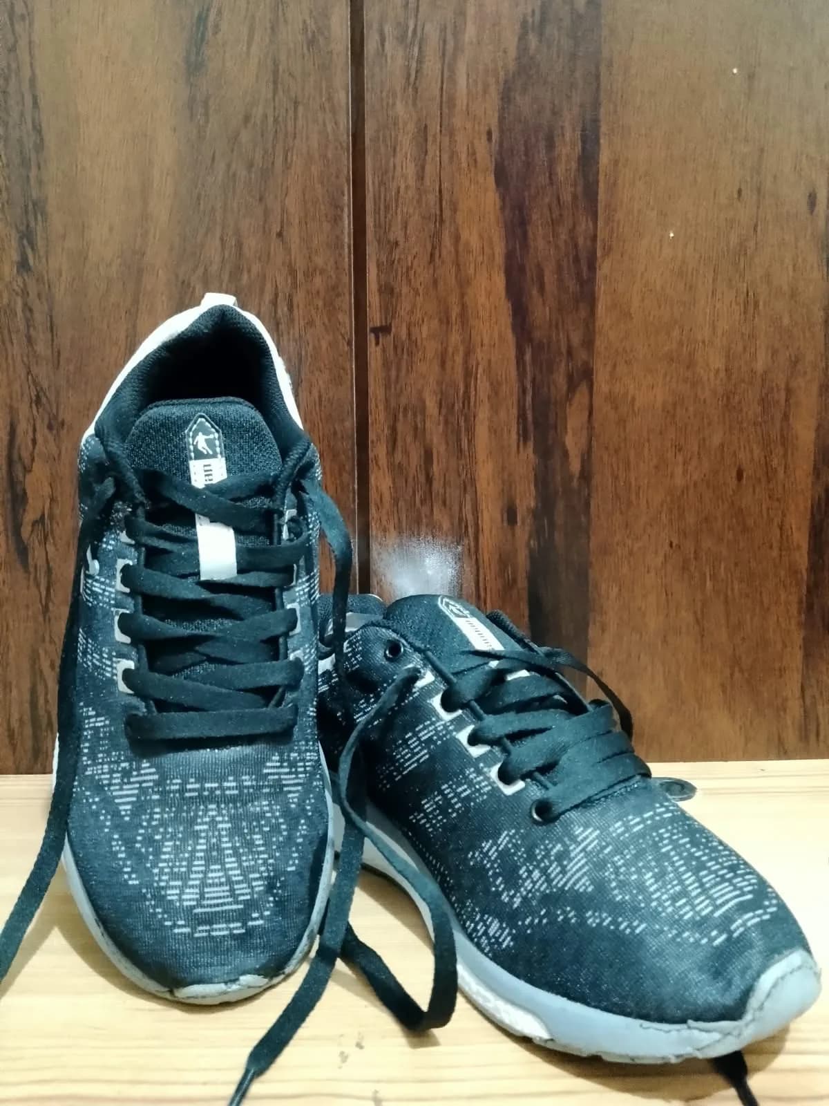 Running shoe, black and grey, flaw close up