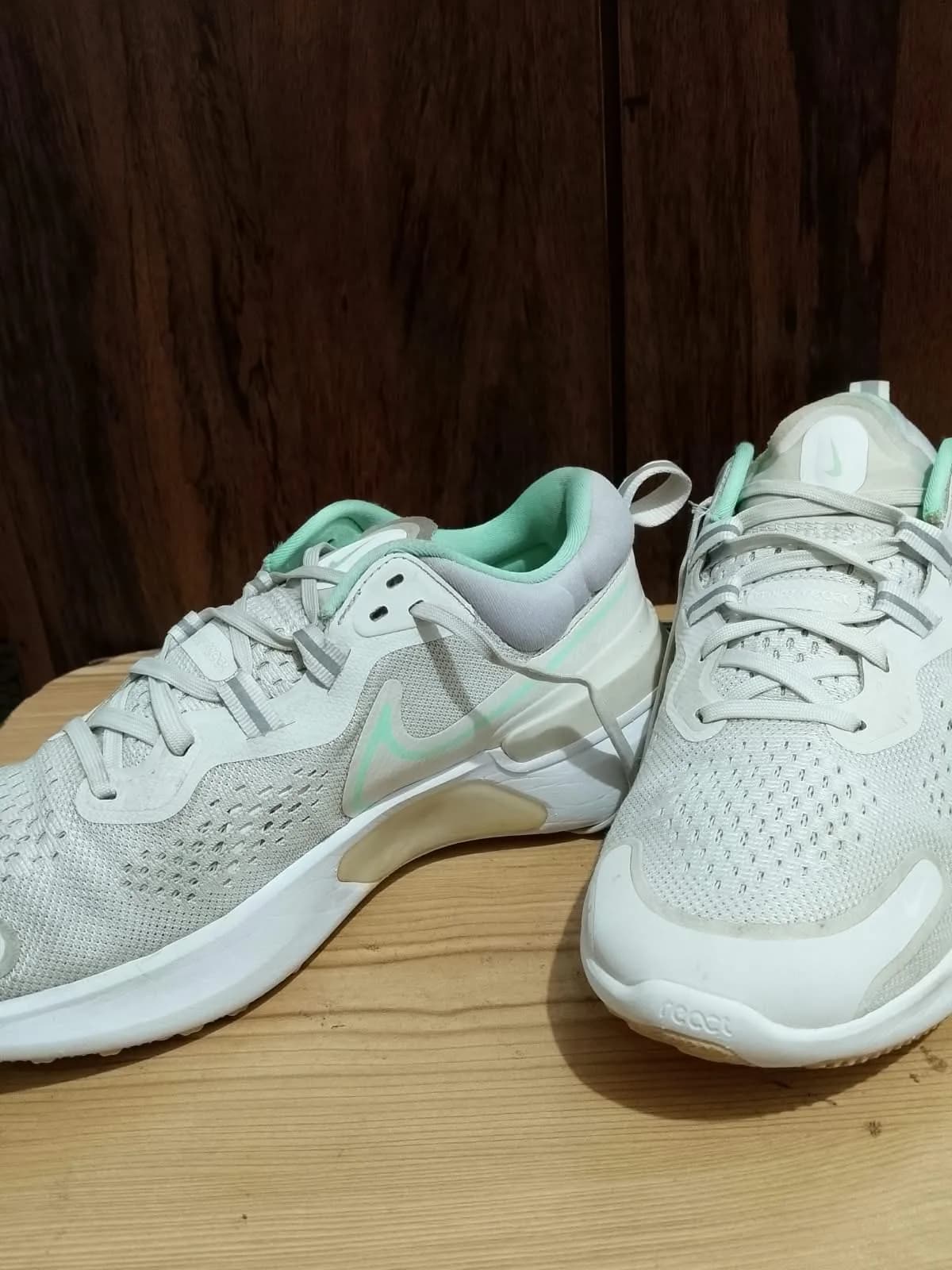 Nike React Miler 2, white and mint, flaw close up