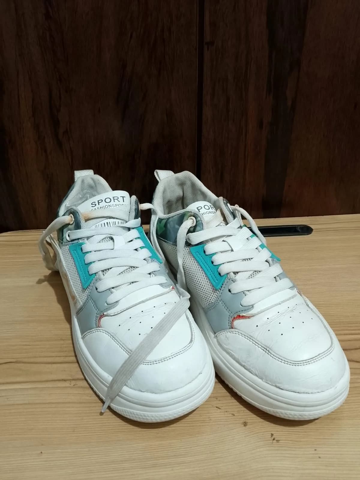Low top sneaker, white and teal, pair front