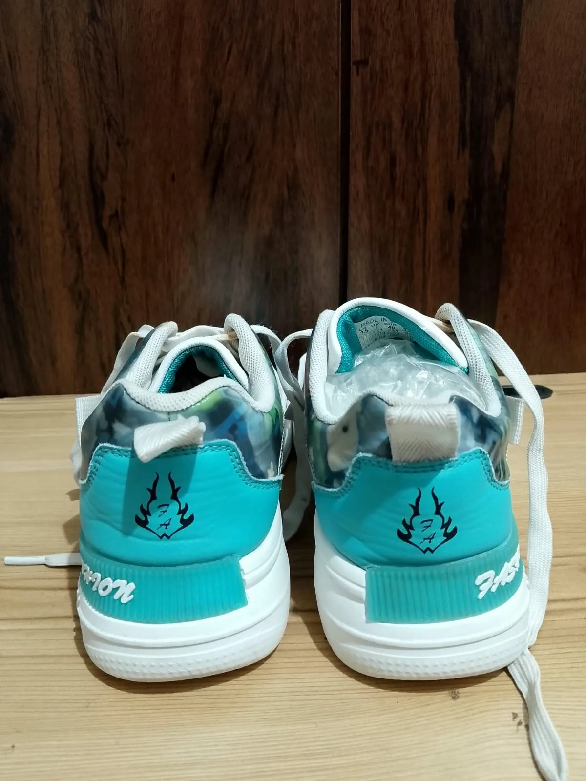 Low top sneaker, white and teal, sole