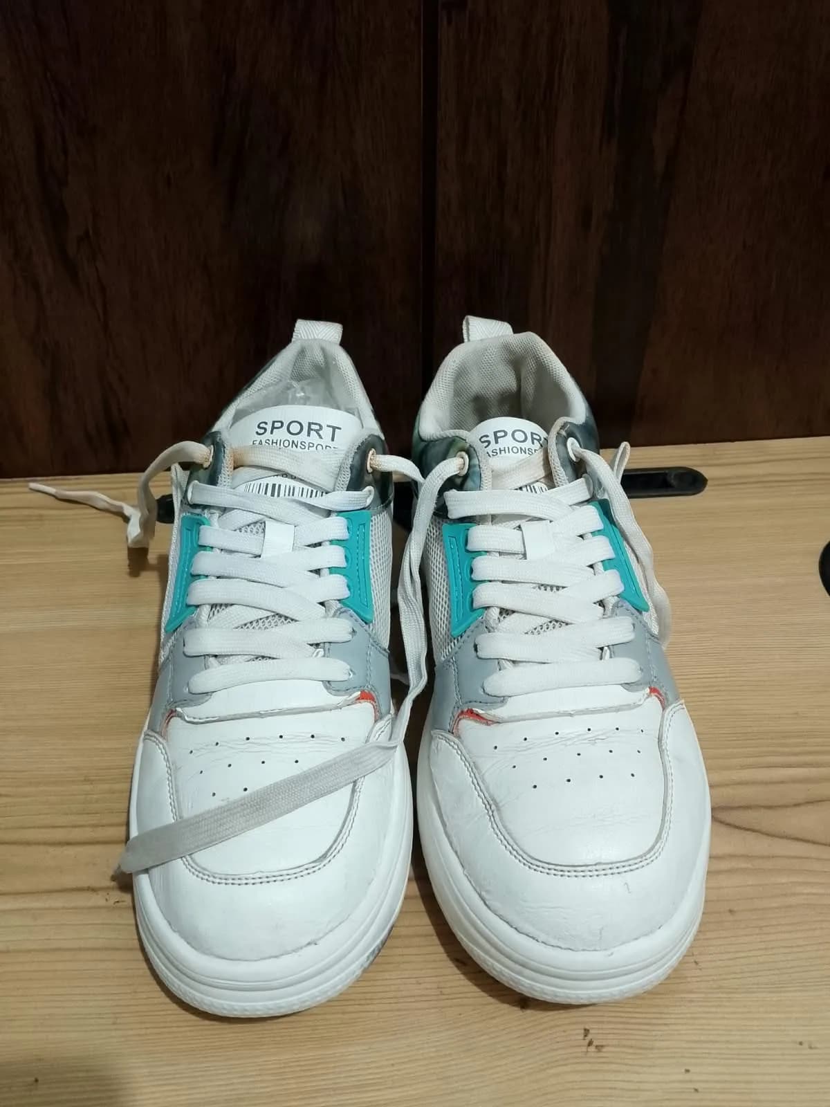 Low top sneaker, white and teal, flaw close up