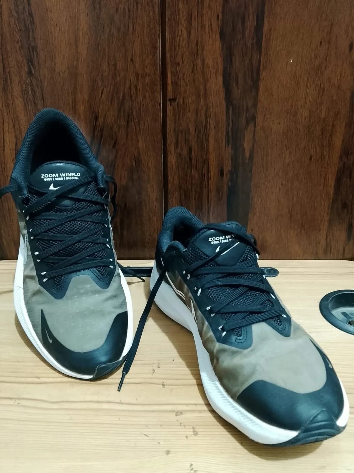 Nike Winflo 8, black and khaki, flaw close up