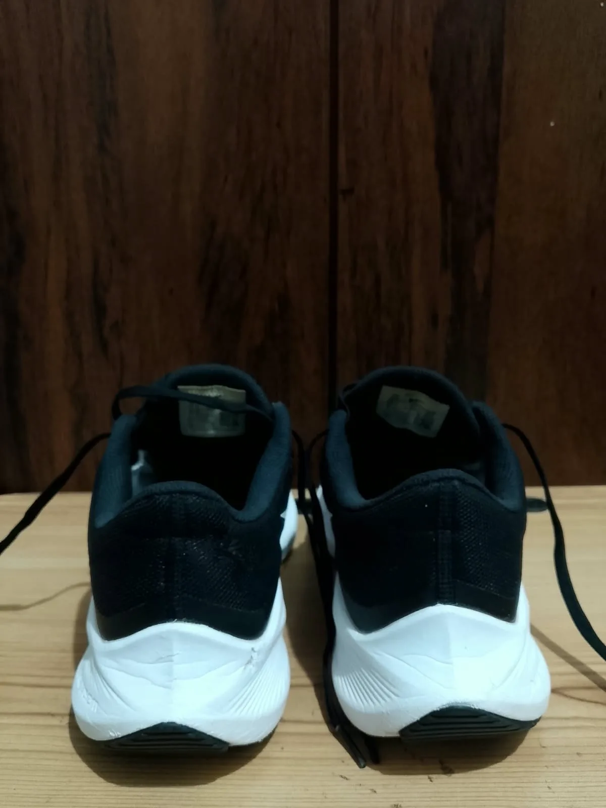Nike Winflo 8, black and khaki, sole