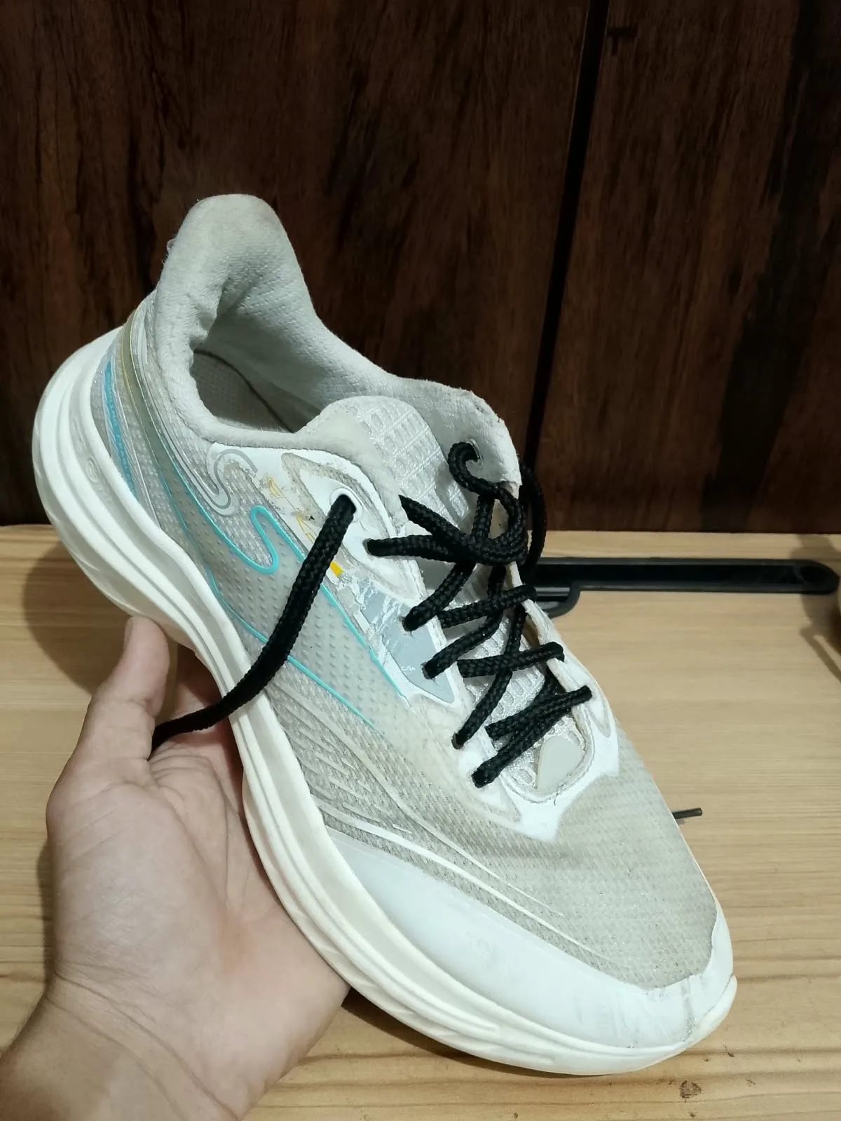 Running shoe, white and light blue, pair front