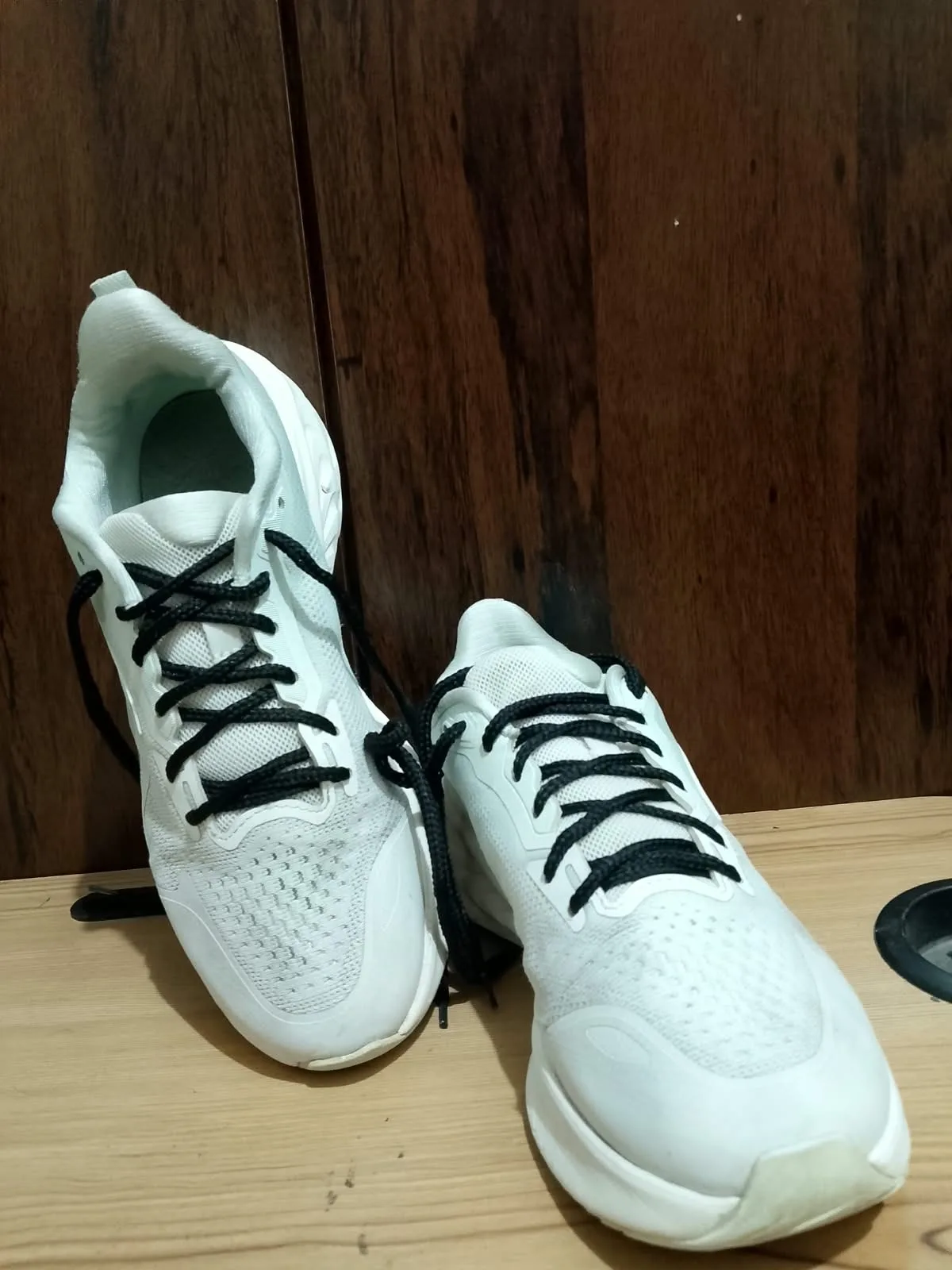 Running shoe, off white, flaw close up