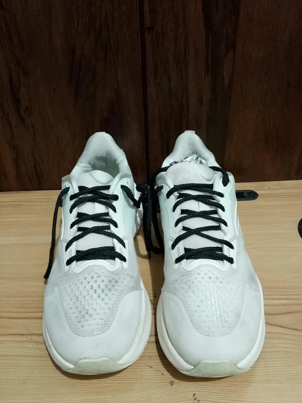 Running shoe, off white, pair front