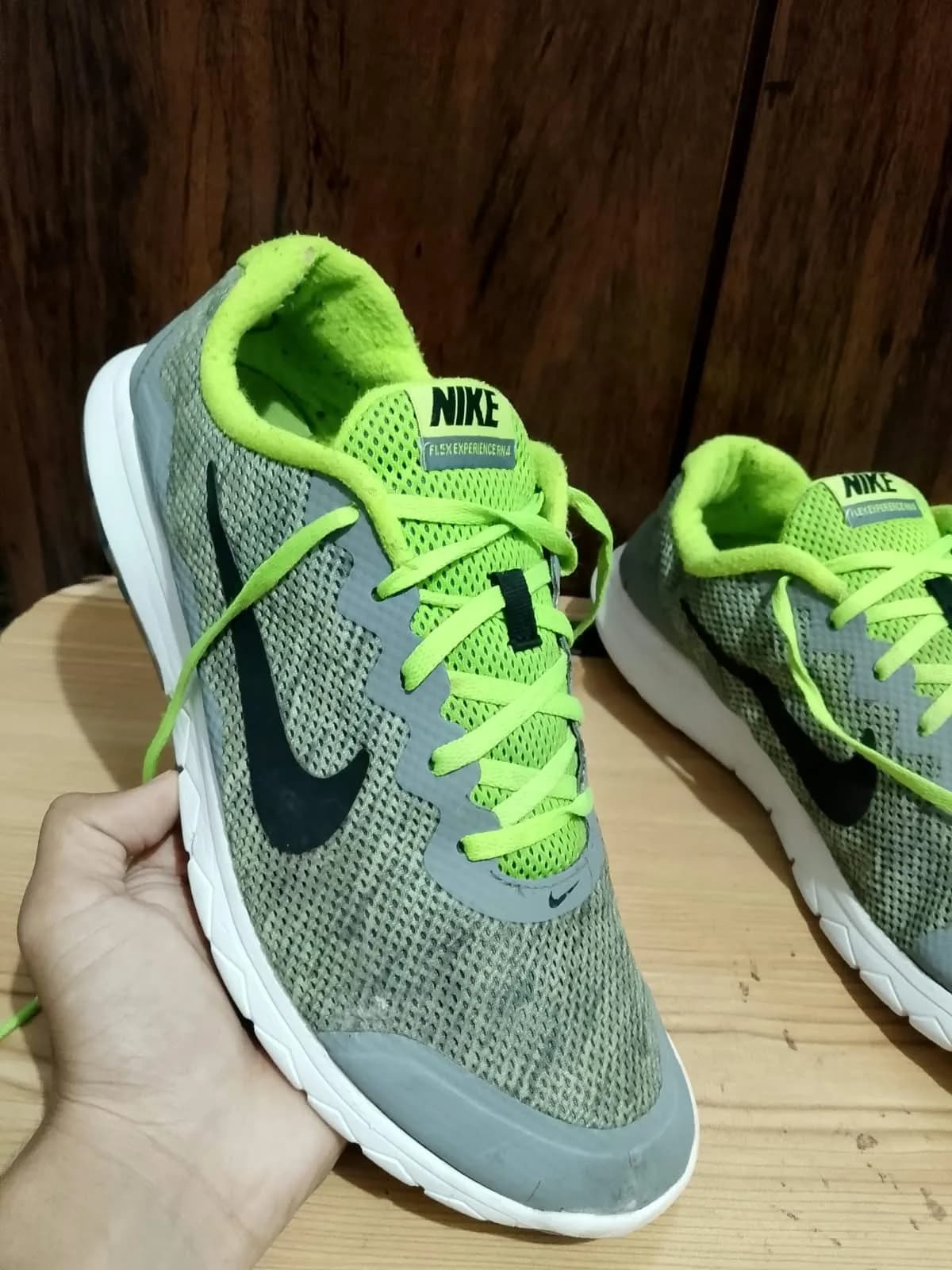 Nike Flex Experience RN 4, grey and volt, side profile
