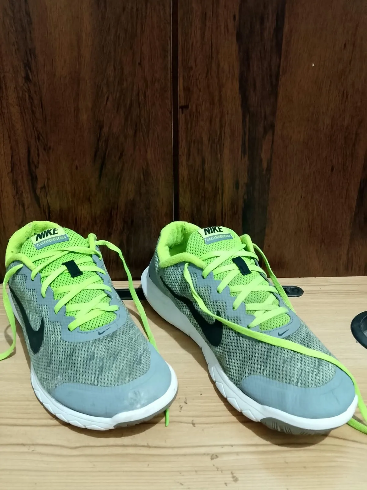 Nike Flex Experience RN 4, grey and volt, flaw close up