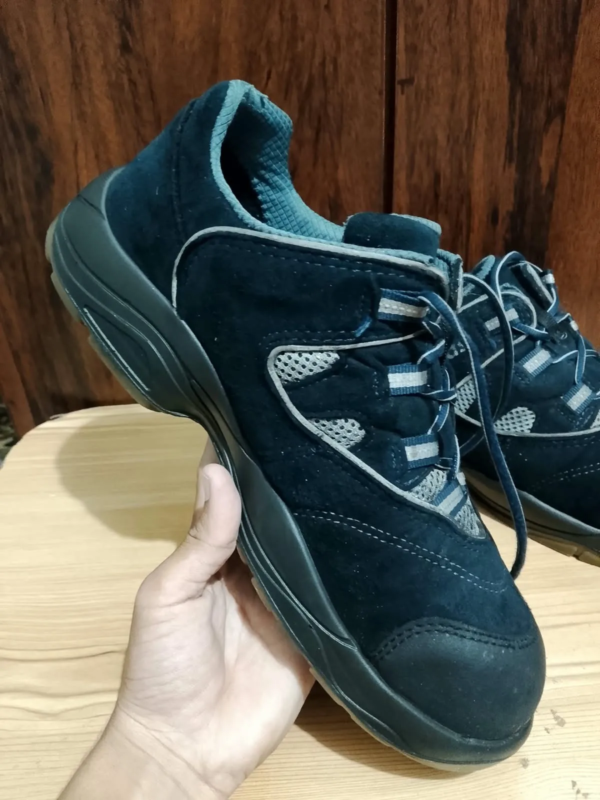 Atlas safety shoe, navy, side profile